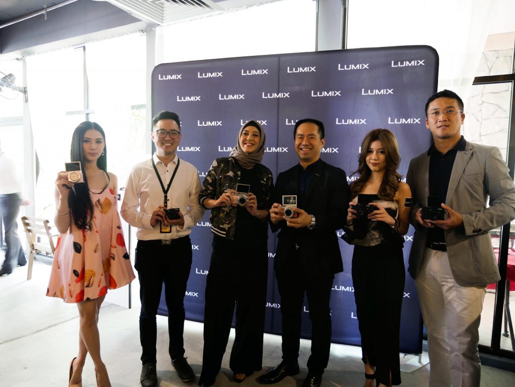 Ho Lip Kee (forth from left), Head of Audio Visual Communication, Panasonic Malaysia Sdn Bhd joined by Fathia Latiff and other influencers, as well as organizers.