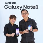 Elaine Soh, Chief Marketing Officer of
Samsung Malaysia Electronics and Photographer
Michael Yeoh presenting the Galaxy Note8 with
dual rear camera and the S Pen.