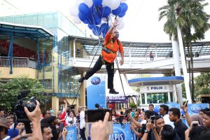 Image 05 - Harith Iskander waving to the crowd at 5 feet off the ground