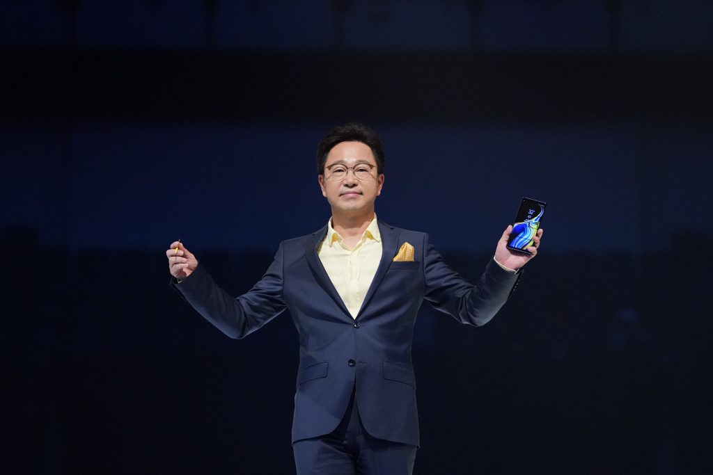 President Yoonsoo Kim proudly presenting Samsung’s latest flagship device, the Galaxy Note9, to spectators of the grand launch.