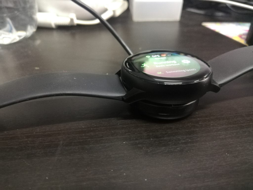 Just connect the USB cable of the charging head, and place the Samsung Galaxy Watch Active over it. It then will indicate the duration until the battery is full charged. 