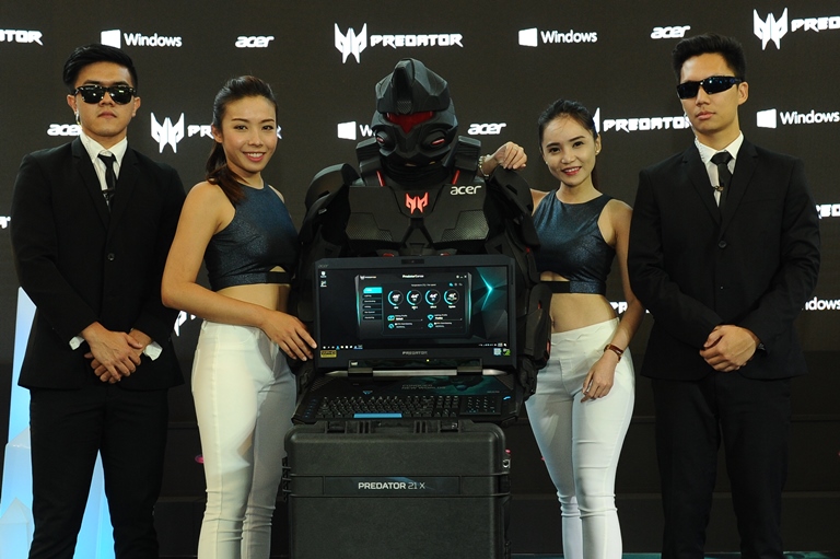 Photo 6 Models and mascot posing with the Predator 21 X