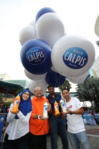 Image 02 - Group photo of the Calpis ambassadors and Santharuban T. Sundaram, Vice President of Marketing at Etika Sdn Bhd before the lift-off