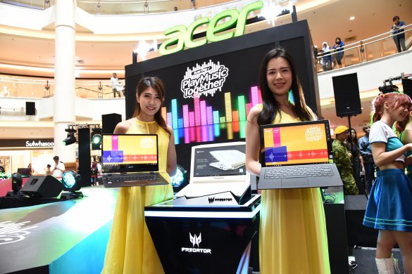 750_8109 Models posing with the new Acer Swift 7 (left), Predator Helios 300 Special Edition (middle) and Acer Switch 7 Black Edition (right)