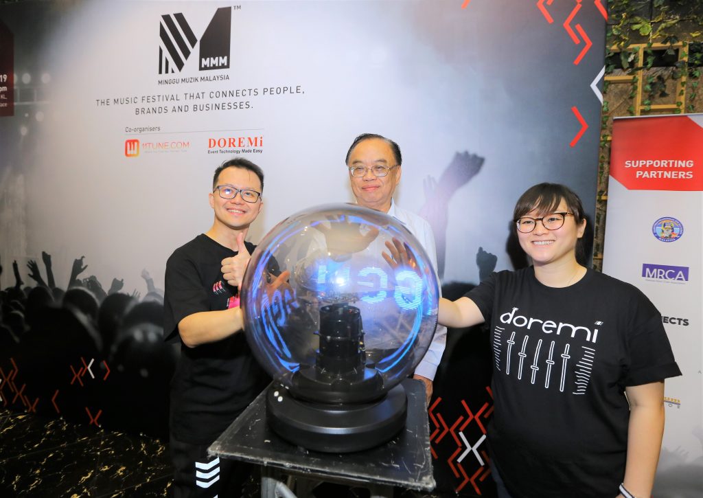 (left to right) Sylvester Fan; Organising Chairman of Minggu Muzik Malaysia 2019, Yang Berhormat Fong Kui Lun; Bukit Bintang Member of Parliament, Lim Ee Huang; Managing Director of DOREMi officially launching Minggu Muzik Malaysia 2019.